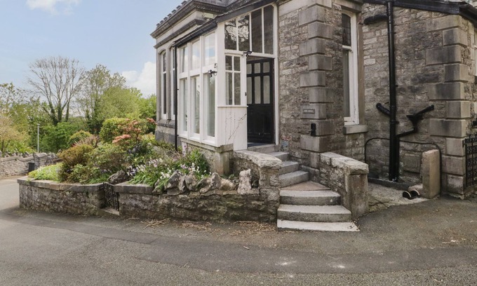 Grange-over-Sands Cabina | LOW LODGE, pet friendly, with open fire in Grange-Over-Sands
