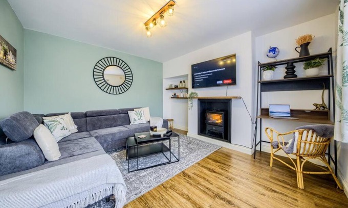 Acresford Casa | LOW rate for a 4-Bedroom House in Coventry with Free Unlimited Wi-fi 2 Car Parking 53 QMC
