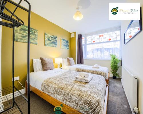 Acresford Apartamento | LOW RATE this season for 5 BR House with 2 Baths- Coventry Near Birmingham By Passionfruit Properties With free Netflix Wi-Fi by A45 - THL