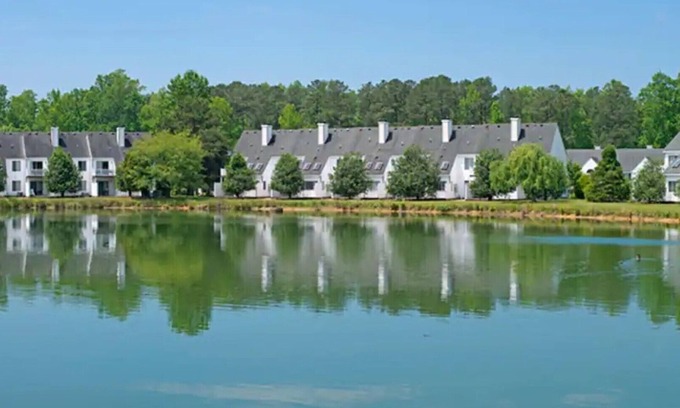 Berkeley Complejo | Low Rates for The Historic Powhatan Resort