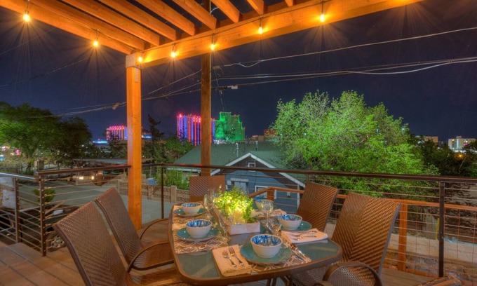 West University Casa | *Low Rates* Minerva House ~UNR~Deck~Reno~Groups~ Near Downtown~Family Fun