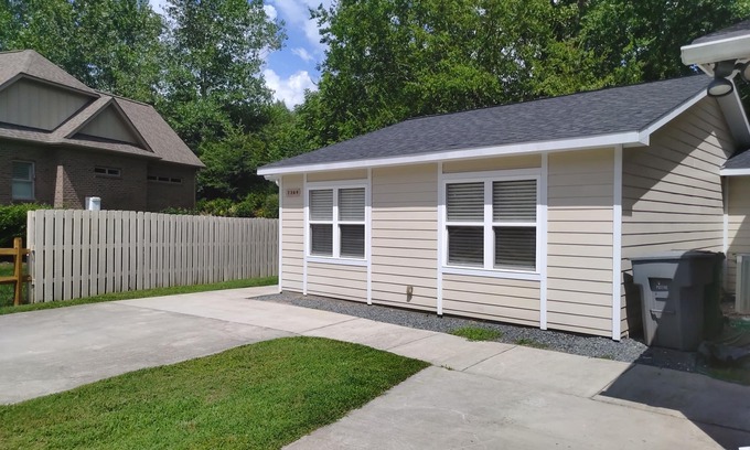 Wessex Square Casa | Low $, safe, clean 2b/1ba, S.E Charlotte, 28226,ext. stay OK, pets OK, DISCOUNTS