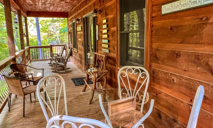 Warrensville Cabina | River Phoenix - 2BR / 1BA Creekside Cabin con WIFI, pozo de fuego y mascotas.