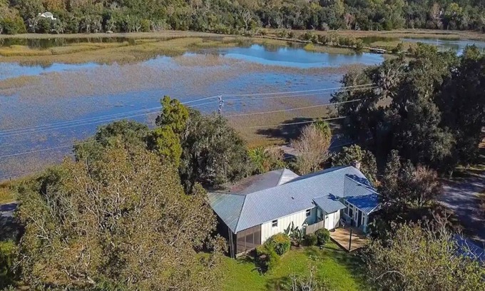 Meggett Casa | Lowcountry Creekside Family get away.