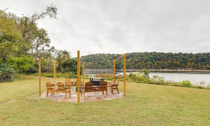 Lowell Casa | Lowell Retreat: Beaver Lake Access & Fire Pit!