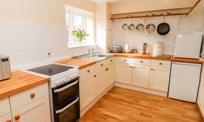 Westbrook Court Cabaña | LOWER BARN, character holiday cottage, with open fire in Peterchurch