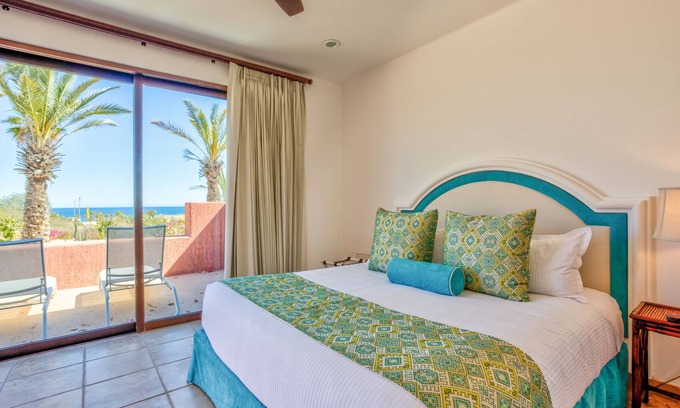 Ensenada Los Muertos Apartamento | Lower Cascada: Ocean view suite with indoor/outdoor showers