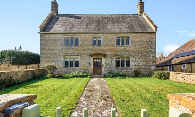 Sherborne Otro | Lower Farm - is situated in the small village of Over Compton