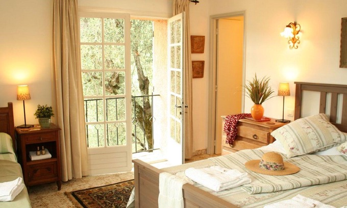Le Bar-sur-Loup Apartamento | Lower Garden Apartment with ***Large Heated Pool***