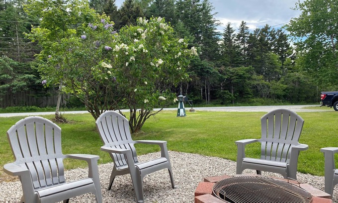 Bass Harbor Apartamento | Lower level apartment, firepit, close to ACADIA, Lighthouse, SWHbr hikes.