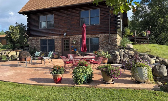 Erie County Cabina | Lower level of tranquil hilltop cabin
