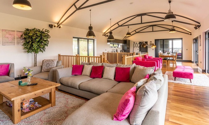 Alcester Cabaña | Lower Lodge Barn - sleeps 8 guests in 4 bedrooms