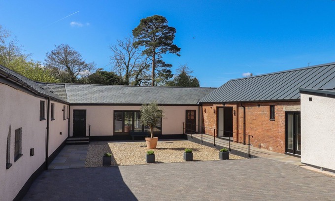 Clyst St Mary Cabaña | LOWER MARSH BARNS, pet friendly, character holiday cottage in Whimple