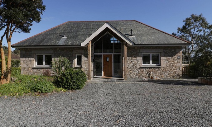 Coverack Casa | LOWER MELLAN BARN, pet friendly, luxury holiday cottage in Coverack