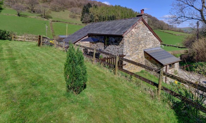 Builth Wells Casa | A dos millas del pueblo de Erwood, entre Brecon y Builth Wells, se encuentra el Bajo Rheol, una piedra separada.