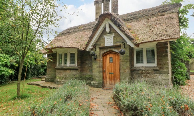 Sketty Cabaña | LOWER SKETTY GREEN LODGE, pet friendly, with a garden in Swansea