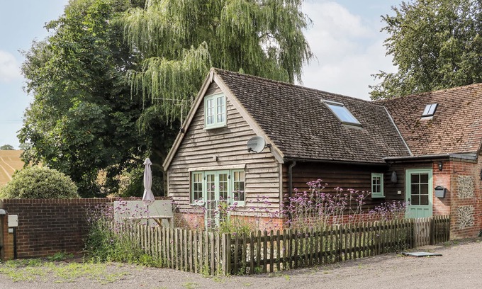 Winchester Cabaña | LOWER WHITEFLOOD FARM COTTAGE, pet friendly, with a garden in Twyford