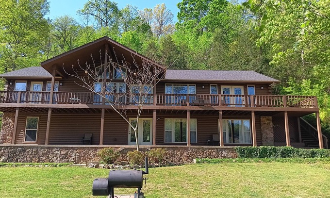 Flippin Casa | PARADISE DE PESCA DE WHITE RIVER TROUT W / DOCK BARCO PRIVADO CUBIERTO!