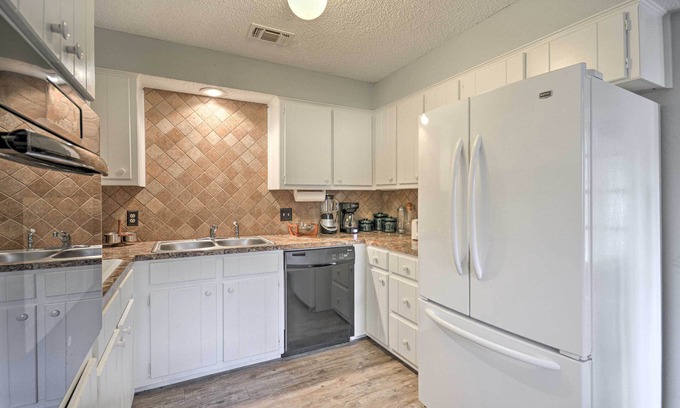 Heart of Lubbock Apartamento | Lubbock Townhome w/ Grill Near TTU & Downtown!