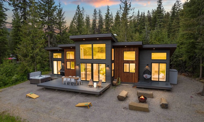 Priest River Casa | Luby Lodge - Modern Luxury Home with a Hot Tub