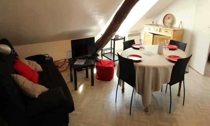 Bagneres-de-Luchon Apartamento | Luchon : T3 cosy pour 4 pers, au pied du télécabine, parking privé - FR-1-313-204