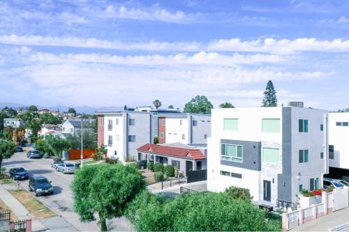 Mid City Casa | Lucky Charm 4 Bedroom Mid-City Apartment