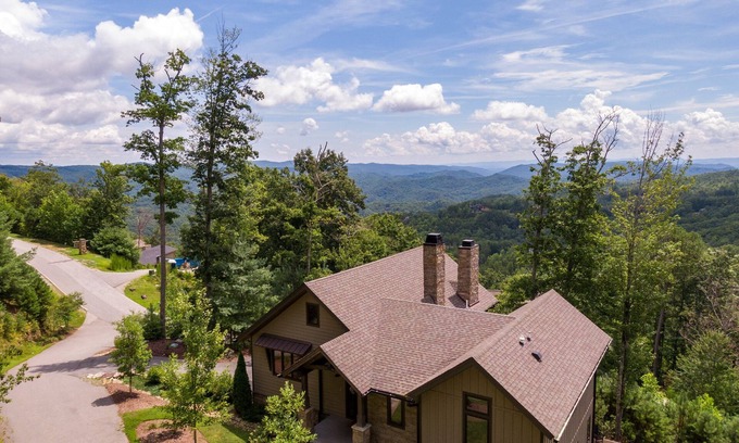 Deep Gap Casa | Lucky Landing - BRMC amenities, pets, views, hot tub, fire pit, game tables