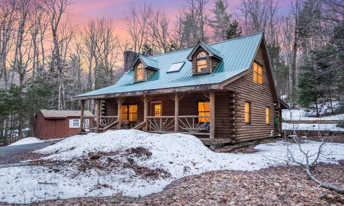 Wardsboro Cabina | Lucky Log Cabin- Hottub fireplace 12min to Mt Snow