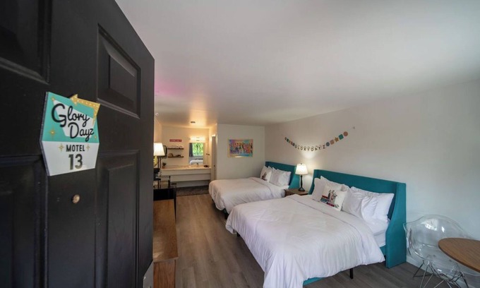 Eureka Springs Complejo | Lucky Number 13 is so Gorgeous, your heart hands will be showing!