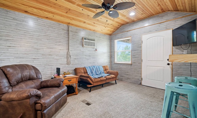 Glenwood Cabina | Lucky's Canoe & Kayak Cabin #2 - Caddo River Access!