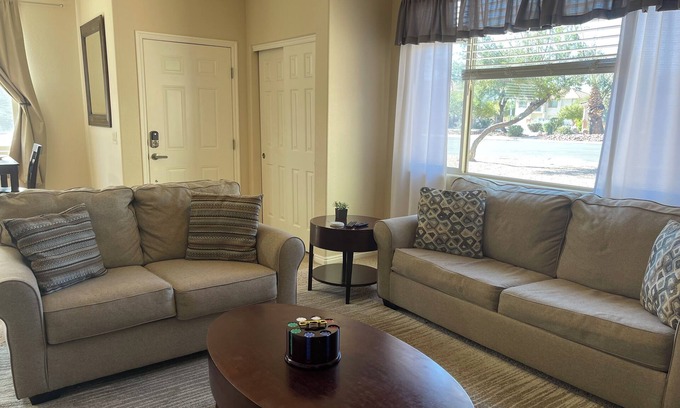 Mesquite Condominio | Lucky Seven Oasis by Mesquite Vacation Rentals with Community Pool and $510 in free daily activities