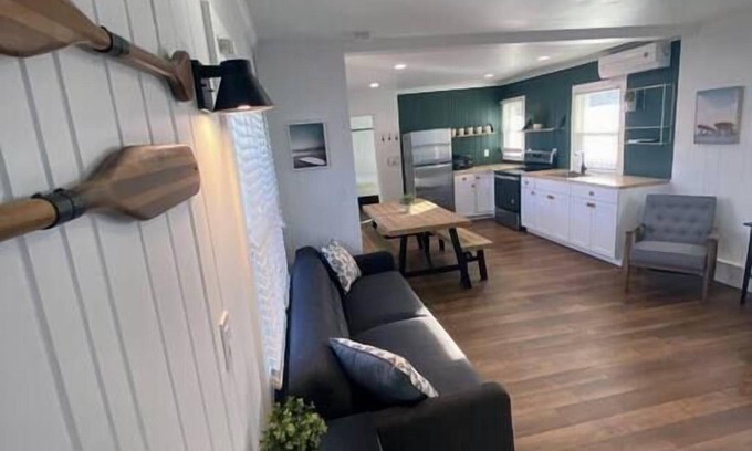 Ludington Apartamento | Ludington Ave Suite 1- blocks from downtown!