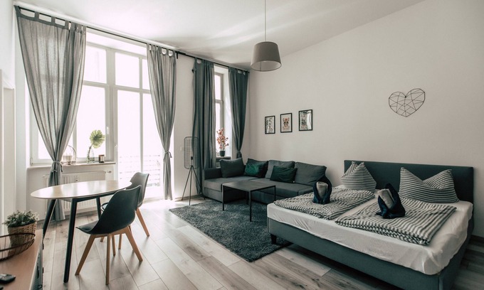 Zentrum-Ost Apartamento | Luga Homes - Gewandhaus - Industrial Studio mit Küche und Balkon