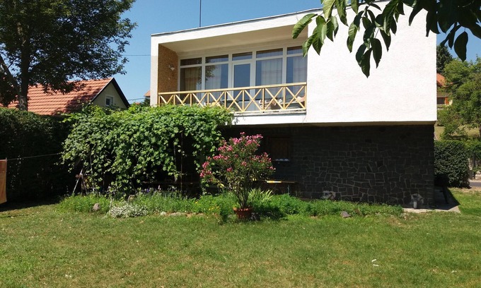 Badacsonytomaj Apartamento | Lugas Panorama 3-bedroom apartment in charming Badacsonytomaj with AC, WiFi
