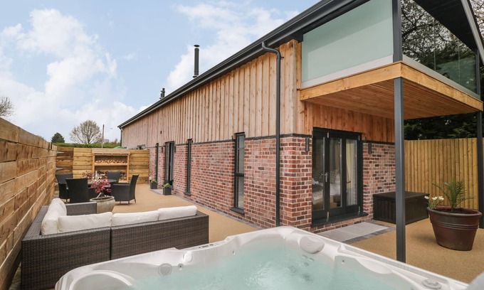 Hereford Cabaña | LUGG VIEW, character holiday cottage, with hot tub in Hereford
