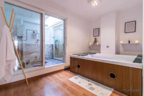 Huelva Apartamento | Lujo a tu alcance con spa y garaje, pleno centro