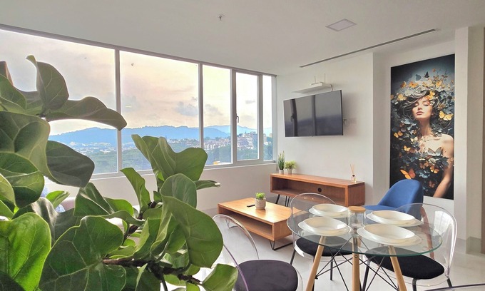 Barrio Kennedy Casa | Lujo, Confort with fitness room, WiFi in lovely Guayaquil