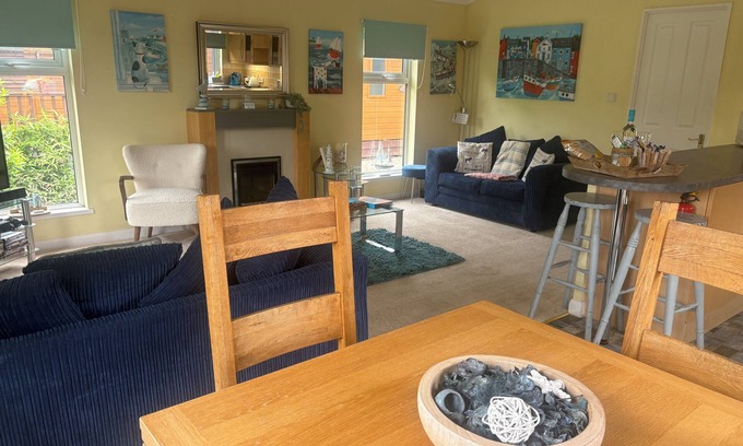Liverton Cabina | LUKES LODGE, DEVON, HOT TUB, PET FRIENDLY, sleeps 6 FINLAKE HOLIDAY PARK