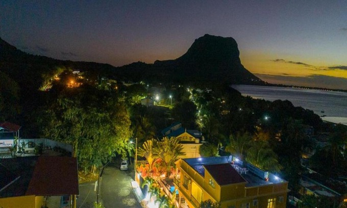 La Gaulette Apartamento | Lukshvilla private villa Le morne wind n kite surfers accomodation & car rental mauritius