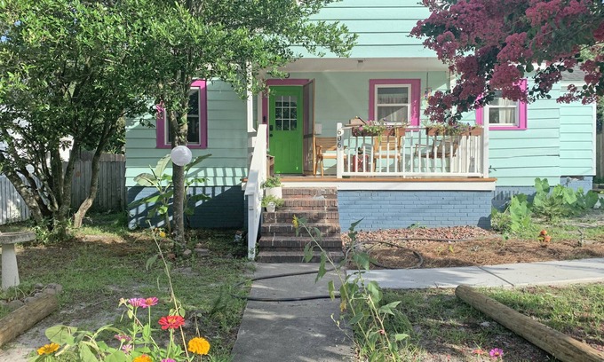 Wilmington Casa | Lullaby at the Lake - 1 bed 1 bath bungalow - Sleeps 4! Small pets welcome!