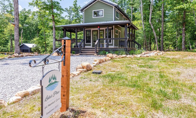 Tracy City Casa | Lulu's Place - A Lakeside Tiny Home in Tennessee