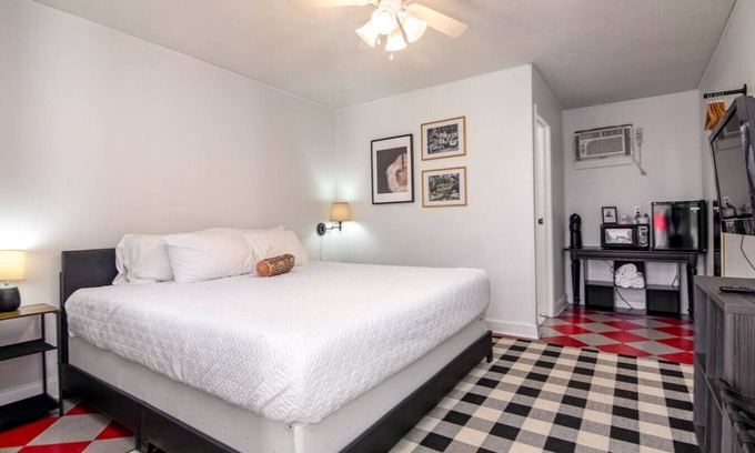 Balsam Lake Hotel | LumberJill Lodge #6 - King Room