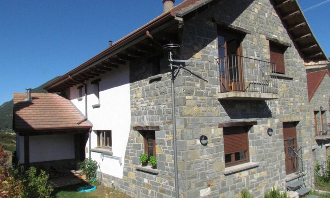 Hecho Chalet De Esquí | Luminosa casa con jardín en Hecho (Pirineos)
