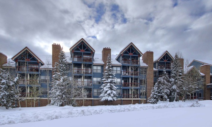 Historic District Condominio | Luminous 2br 2ba - Upscale + Steps To Snowy Fun + Main St 2 Bedroom Condo by RedAwning