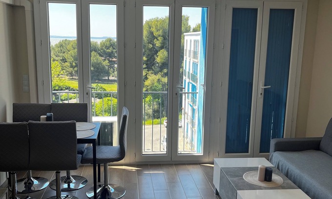 Vitrolles Apartamento | Luminous apartment with view of the lake - Refurbished, close to the airport (sleeps 6)