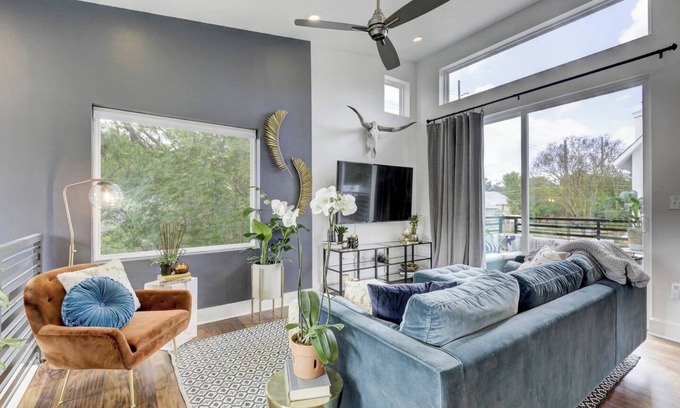 Govalle Casa | Luminous Renovated Cottage | Near Downtown
