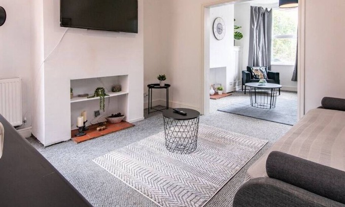 Walsall Casa | Lumley House - Delightful 2BR Terraced House near Birmingham