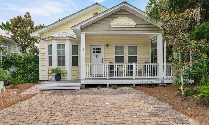 Seagrove Beach Casa | Luna Sea - Is a short walk to the beach and close to Seaside
