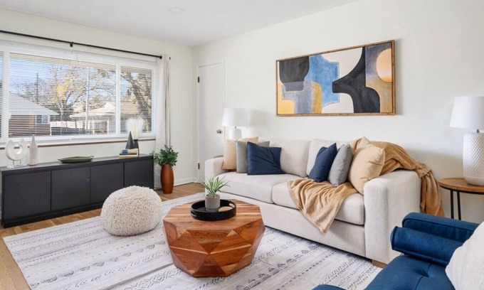 Sharon Heights Apartamento | Lunar Landing Step - 2BD, 1 BA, 1 Car Garage