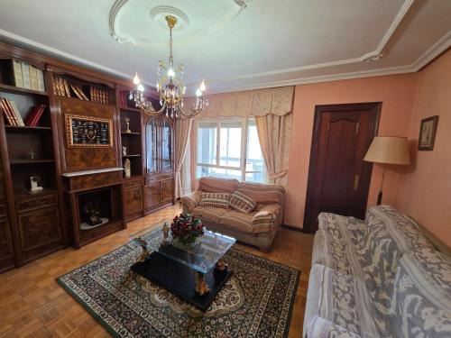 Distrito Oeste Apartamento | LUR Gijón - Espacioso alojamiento de 3 hab en La Calzada - VUT-7016-AS